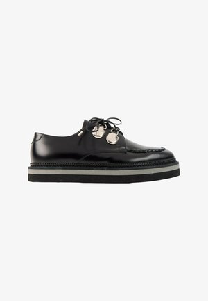 Alexander McQueen, Derbies - black