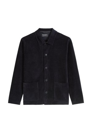 Granatowa kurtka z korduroyu z kołnierzykiem, zapięciem na guziki, dwoma przednimi kieszeniami i długimi rękawami. Materiał ma miękką, teksturowaną powierzchnię.