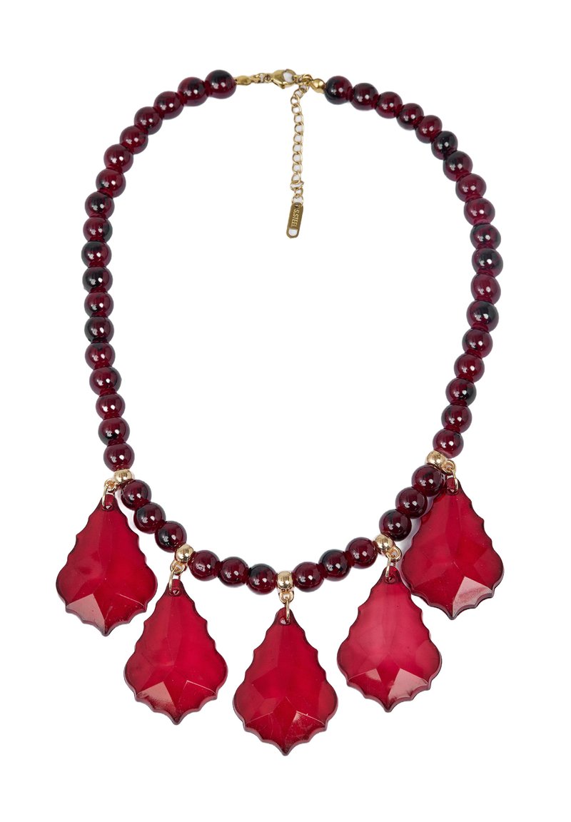Rote Perlenkette mit fünf skulptierten roten Anhängern. Akzente aus goldenem Beschlag mit einer Kettenverlängerung. Glatte, glänzende Oberfläche.