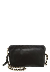 Musta nahkainen kämmenläppälaukku, jossa on sileä pinta, vetoketjusulku ja kullanvärinen ketjuhihna. Toisella puolella on hapsukoriste.