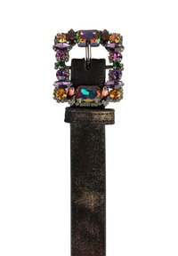 Cinturón negro brillante con una hebilla de piedras preciosas de múltiples colores. La hebilla presenta facetas moradas, verdes y naranjas, colocadas en un marco rectangular.