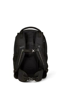 Zaino nero con pannello posteriore in rete imbottita, spallacci regolabili, clip e multipli scomparti. Il tessuto ha una superficie liscia.