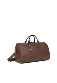 Borsa da viaggio in pelle marrone con doppi manici, tracolla regolabile e etichetta appesa. Presenta una texture liscia e un design a corpo arrotondato.