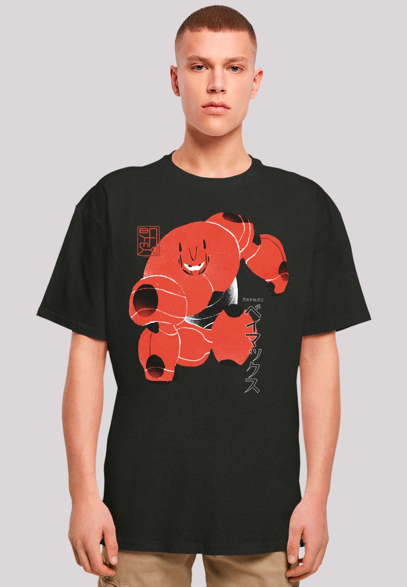 Schwarzes Baumwoll-T-Shirt mit einem großen Grafikdruck eines roten Cartoon-Charakters mit schwarzen Akzenten, begleitet von Text in Japanisch.