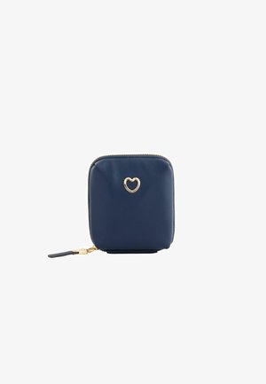 Petit portefeuille carré bleu marine à surface texturée, avec un emblème de cœur doré et une fermeture éclair avec tirette assortie sur fond blanc.