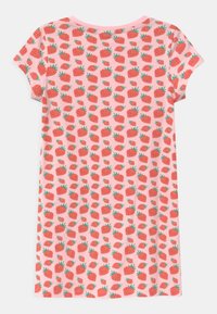 Różowa sukienka na krótki rękaw z motywem czerwonych truskawek na całej powierzchni, z zielonymi liśćmi, leżąca płasko na białym tle.