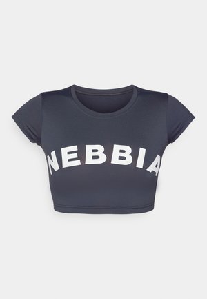 T-shirt crop en tissu gris foncé avec des manches courtes. Présente un grand lettrage blanc "NEBBIA" sur le devant. Texture lisse, décolleté rond.