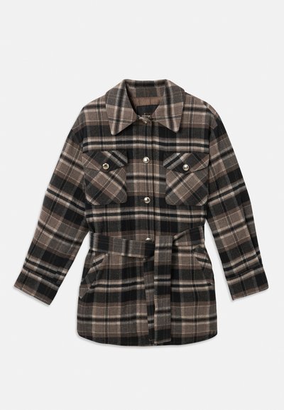Geruite shirtjas in tinten van bruin, zwart en beige. Heeft een kraag, twee borstzakken, een taille met riem en drukknoopsluitingen.