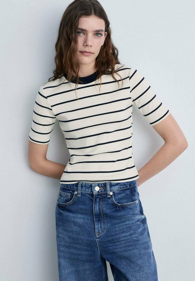Gestreepte korte mouwen top in crèmekleur met marineblauwe horizontale strepen, gecombineerd met hoog op de taille zittende blauwe denim jeans, met een klassieke pasvorm en een zachte textuur.