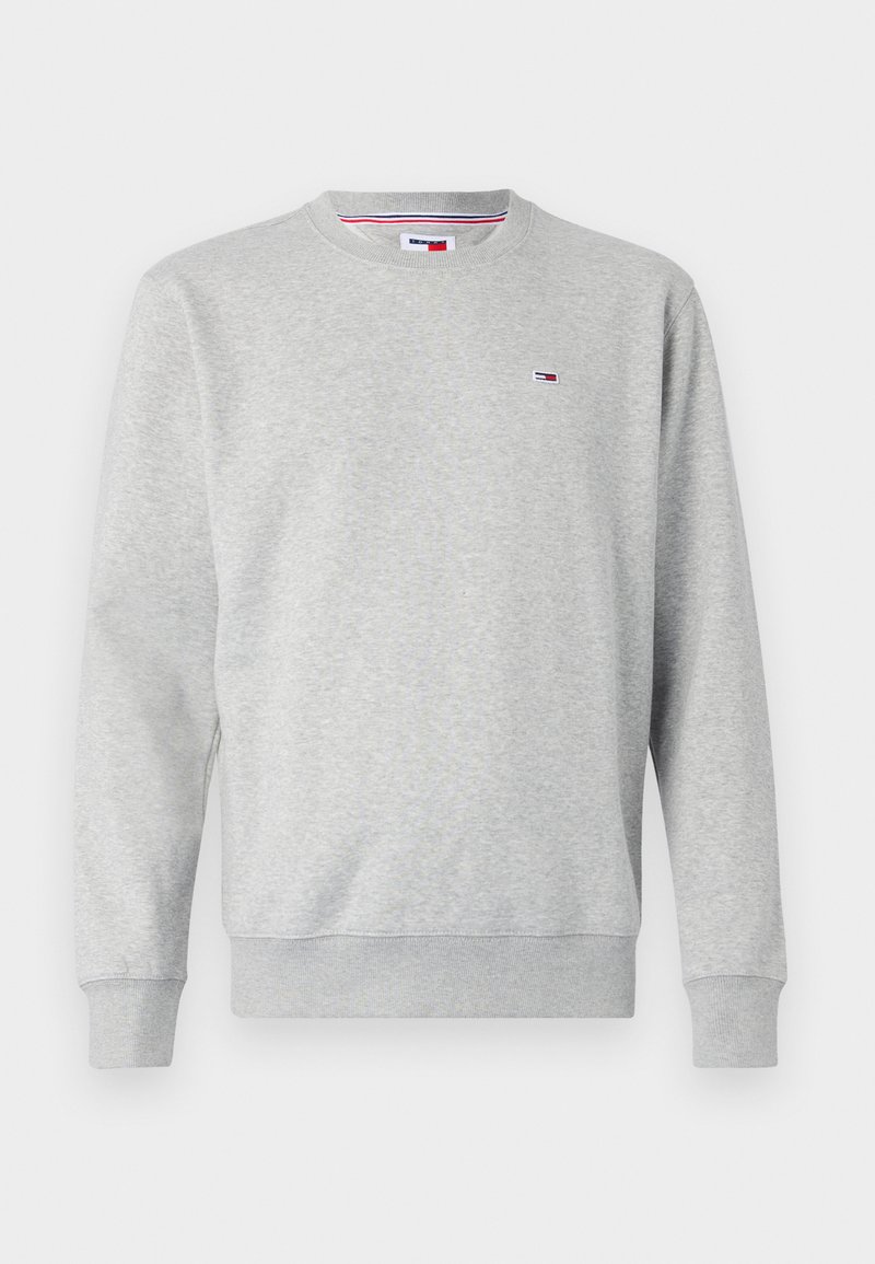 Szary sweter z miękkiego materiału, z okrągłym dekoltem, długimi rękawami, ściągaczami na rękawach oraz małym haftowanym logo na piersi.