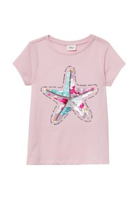 Roze t-shirt met korte mouwen, versierd met een sterrenvis ontwerp van pailletten, omringd door de tekst "Beach Vibes" in verschillende kleuren.