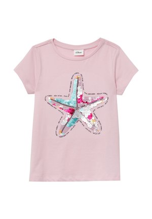 Roze t-shirt met korte mouwen, versierd met een sterrenvis ontwerp van pailletten, omringd door de tekst "Beach Vibes" in verschillende kleuren.