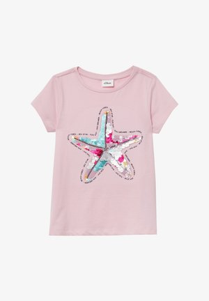 Różowa koszulka z krótkim rękawem z wzorem rozgwiazdy wykonaną z cekinów, z napisem "Beach Vibes" otaczającym rozgwiazdę w różnych kolorach.