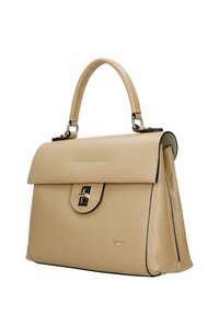 Beżowa skórzana torebka z złotymi akcentami, w strukturalnym designie, z górnym uchwytem i kontrastującymi czarnymi wykończeniami. Posiada zapięcie na przedniej klapie.