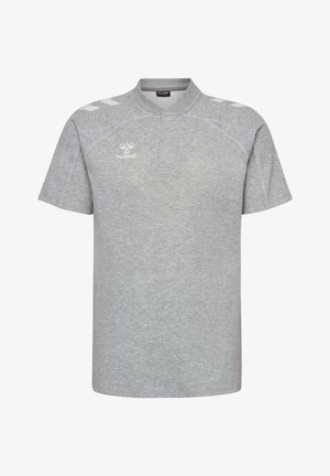 Jasnoszara sportowa koszulka z krótkim rękawem, małym kołnierzykiem, logo Hummel na piersi oraz białe pasy w kształcie chevron na ramionach.