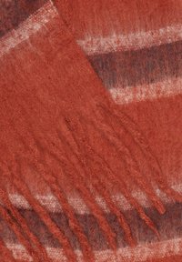 Wollen sjaal in roestkleur met een zachte textuur, met een gestreept patroon in donkere tinten en franjes langs één rand.