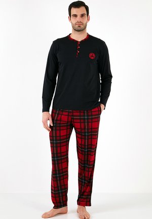 Sorte herre pyjamas overdel med lange ærmer, rødt ternet krave og knapdetaljer, sammen med røde ternede bukser med sorte accenter og løs pasform.