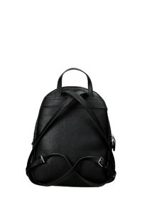 Zaino in pelle nera con texture, dotato di due manici superiori e spallacci regolabili, presenta una chiusura con zip e dettagli intrecciati sulle cinghie.