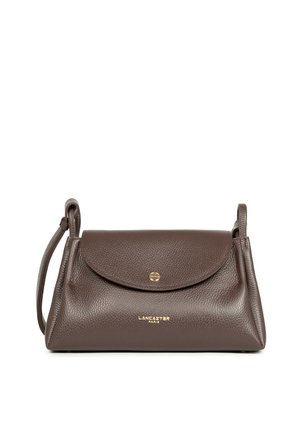 Sac à bandoulière en cuir marron Lancaster Paris avec fermeture à rabat et logo doré au centre devant.