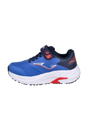 Zapatilla deportiva azul y azul marino con suela blanca, detalles en rojo, cordones y cierre de velcro, vista de lado sobre un fondo blanco.