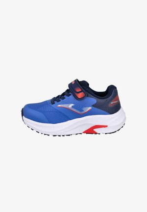 Zapatilla deportiva azul y azul marino con suela blanca, detalles en rojo, cordones y cierre de velcro, vista de lado sobre un fondo blanco.