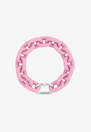 Gruba bransoletka z przeplatającymi się różowymi ogniwami i srebrnym zapięciem na białym tle.