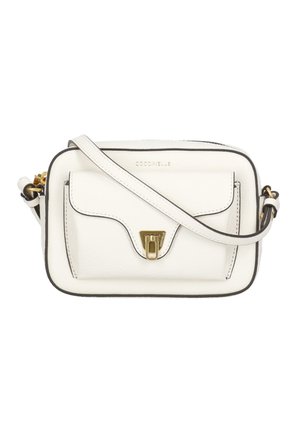 Sac bandoulière rectangulaire blanc en cuir avec poche à rabat à l'avant, fermoir doré, bordure noire et sangle d'épaule ajustable.