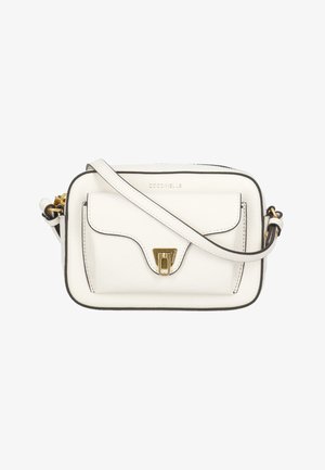 Sac bandoulière rectangulaire blanc en cuir avec poche à rabat à l'avant, fermoir doré, bordure noire et sangle d'épaule ajustable.