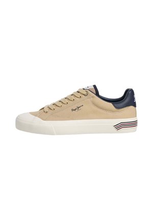Sneaker basse beige con suola bianca, dettaglio nero sul tallone, chiusura con lacci sul davanti e logo "Pepe Jeans" sul lato e sulla linguetta del tallone.