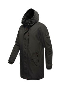 Svart parka med huva, dragkedja fram och flera fickor. Har ribbade mudd och en texturerad patch på vänster arm.