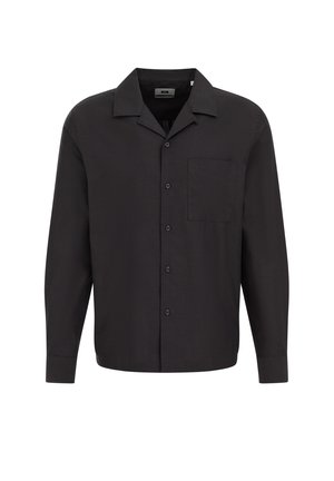 Chemise noire à manches longues en tissu texturé, avec un devant à boutons, un col et une poche unique sur le côté gauche de la poitrine.