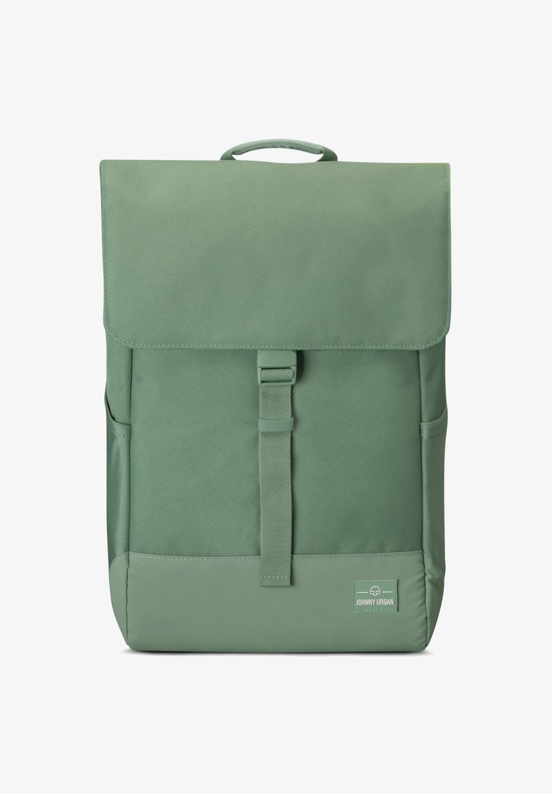 Mochila verde hecha de tela duradera, con una solapa plegable, correa ajustable, cierre de hebilla en el frente y parche con el logo.