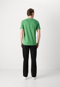 Les Deux NØRREGAARD SEASONAL - Paprasti marškinėliai - vintage green/orange