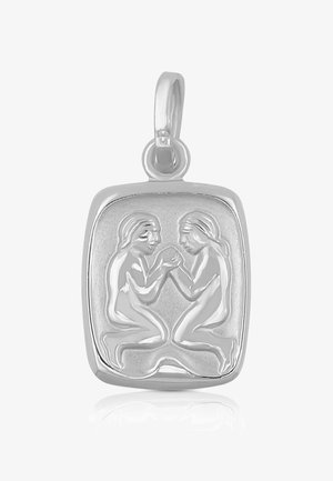 Silberanhänger in quadratischer Form mit einem erhabenen Design von zwei Figuren, die sich gegenüberstehen, Hände gefaltet, vor einem glatten Hintergrund.