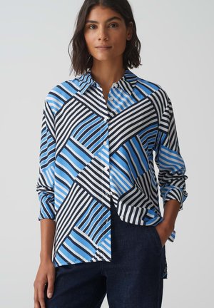 Camicia con bottoni, caratterizzata da un design geometrico con strisce diagonali blu e nere, realizzata in tessuto leggero, con colletto alla francese e maniche lunghe.