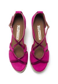 Sandali in suede fucsia con design a strappo incrociato, lati aperti e fibbia alla caviglia. Suola testurizzata con una finitura naturale.