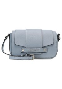 Ljusblå lädercrossbodyväska med strukturerad yta, klaffstängning, silverfärgad hårdvara och justerbar rem. Varumärkeslogotypen är synlig på framsidan.