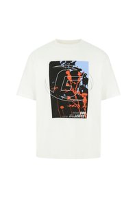 Camiseta blanca de manga corta con un gráfico rectangular en negro, azul y naranja que presenta patrones florales abstractos y acentos de texto.