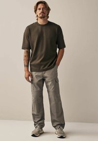 Next EDIT  - Basic póló - brown