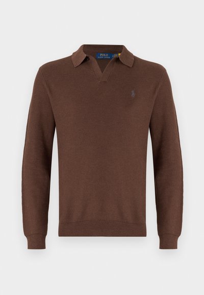 Καφέ μακρυμάνικο πουλόβερ πόλο με V-ντεκολτέ και ριμπ μανσέτες, με υφή υφάσματος και λεπτό κεντημένο λογότυπο στο στήθος.