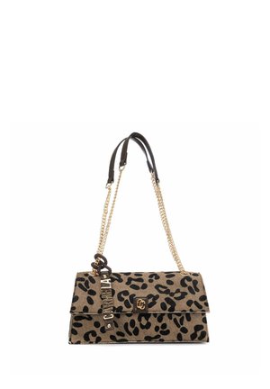 Bolso rectangular de tamaño mediano con estampado de leopardo, correa de cadena dorada y asas de cuero negro, con etiqueta con nombre y cierre dorado.