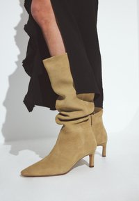 Kerged suede jalatsid, millel on sügavam disain, terav nina ja 6,35 cm kand. Jalatsitel on sile tekstuur ja külgmine lukClosing.