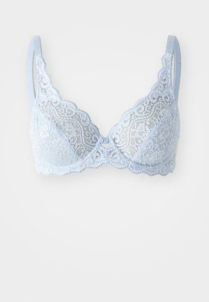 Soutien-gorge en dentelle bleu clair avec bretelles réglables, bords scallopés et un bouton décoratif au centre. Motif floral délicat sur l'ensemble.