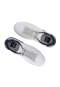 Sneaker bianchi con lacci grigi, tallone blu navy, lati in pelle liscia e suola testurizzata. L'interno presenta un'etichetta di marca.