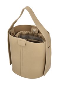 Geantă tip sac din piele bej cu formă structurată, mâner superior și captuseală interioară securizată. Dispune de exterior texturat și închidere cu capsa.