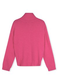 Maglione rosa lavorato a maglia con collo alto, maniche lunghe e polsini a costine. Texture liscia, design leggero e stile casual.