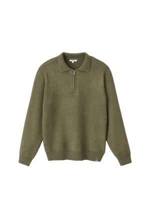 Pull-over tricot vert olive avec un col zippé. Il présente des poignets et un ourlet côtelés, un tissu texturé et une coupe ample.