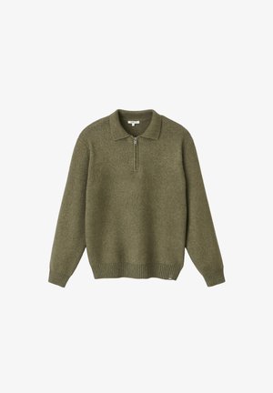 Pull-over tricot vert olive avec un col zippé. Il présente des poignets et un ourlet côtelés, un tissu texturé et une coupe ample.