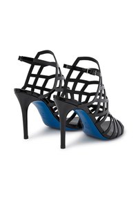 Sandali con tacco nero, design a rete, cinturino regolabile alla caviglia e suola blu. Realizzati in materiale liscio; presentano tacchi a spillo eleganti.