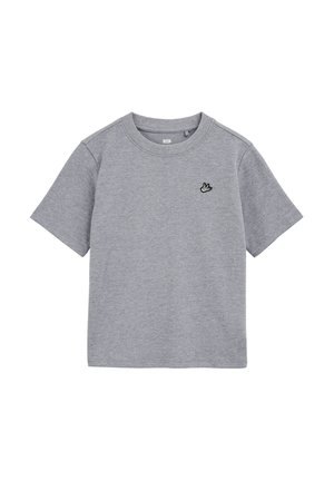 Siva majica kratkih rukava s okruglim izrezom, s malom crno-bijelom pticom izvezenom na lijevoj strani prsa, jednostavnog dizajna, pamučni materijal.